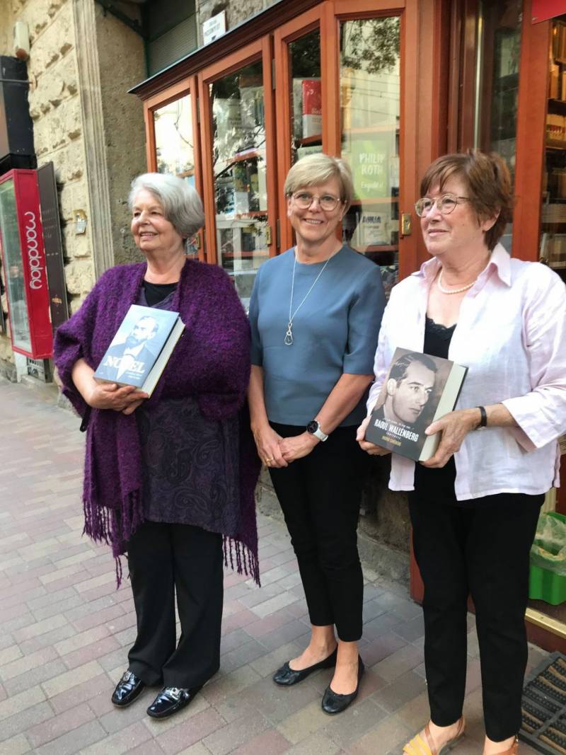 A kötet szerkesztője, Veres Mária, a szerző, Ingrid Calberg, és a fordító, Garam Katalin Fotó: Láng Téka Könyvesbolt Facebook-oldala